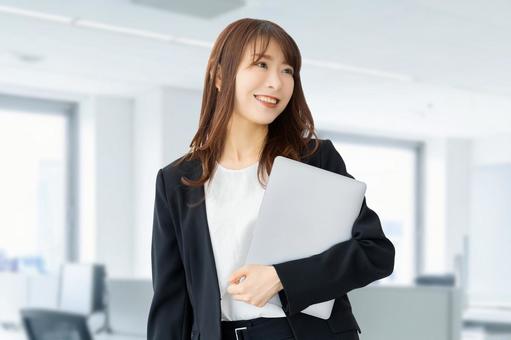 パソコンを持つ女性・ビジネスウーマン 女性,パソコン,笑顔の写真素材