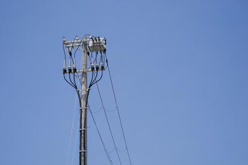 街の風景【電柱と電線】 街の風景【電柱と電線】 電柱,電信柱,ケーブルの写真素材