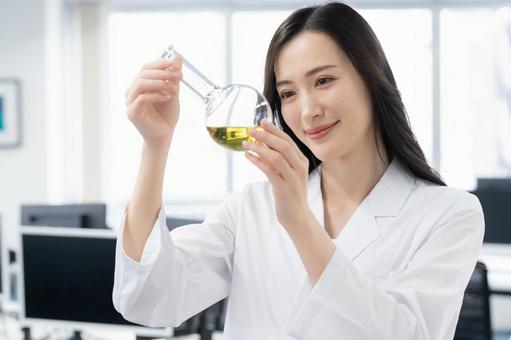 実験をする白衣の若い女性研究者 実験をする白衣の若い女性研究者 サイエンス,研究,実験の写真素材