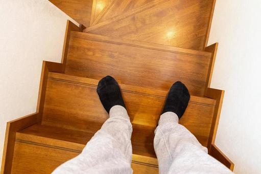 木製の階段の途中に立つ人物 階段,足,立つの写真素材