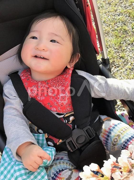 ベビーカーでお散歩している赤ちゃんの笑顔 赤ちゃん,笑顔,男の子の写真素材