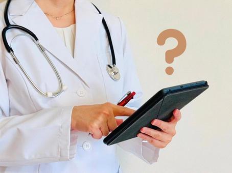 タブレットを操作する女性医師 女医,医者,タブレットの写真素材