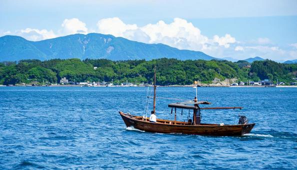夏の青い海に浮かぶ船と青空 夏の青い海に浮かぶ船と青空の写真