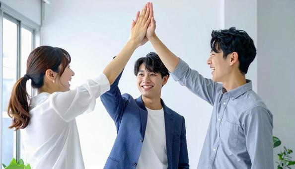 喜びを分かち合うビジネスチーム 喜びを分かち合うビジネスチームの写真