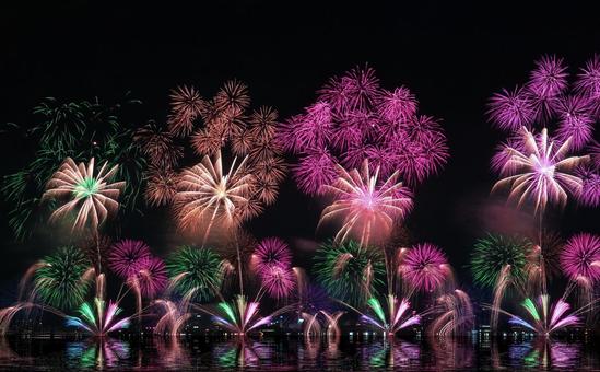 カラフルな湖上打ち上げ花火/松江水郷祭 カラフルな湖上打ち上げ花火/松江水郷祭の写真