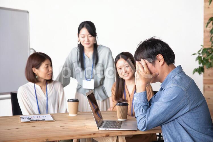 悩む会社員 トラブル,ビジネス,ミスの写真素材