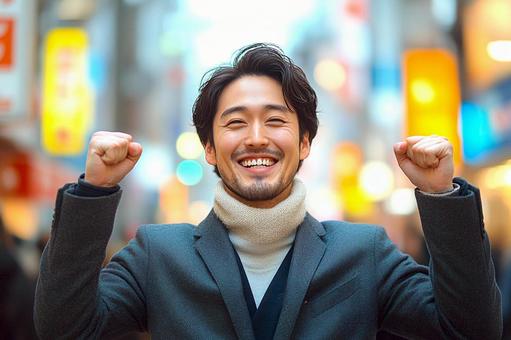 笑顔でガッツポーズの男性 笑顔でガッツポーズの男性の写真