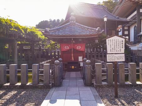 逆光の弁天堂 逆光の弁天堂 弁天堂,弁財天,お堂の写真素材