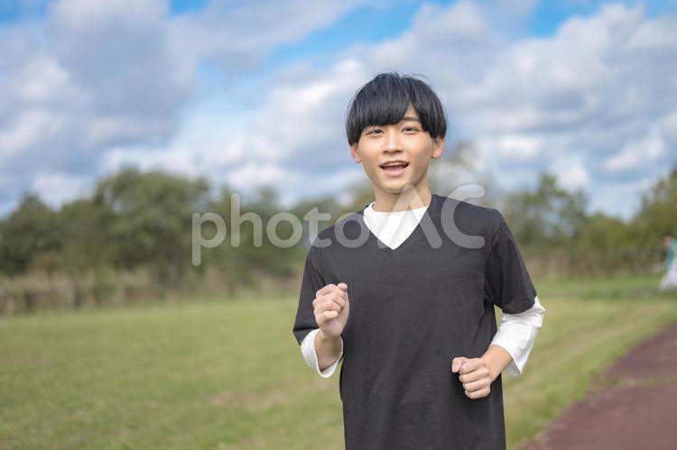 青空と爽やかに走る若い男性 スポーツ,運動,走るの写真素材