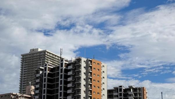 雲間に映えるビル群 雲間に映えるビル群 マンション,高層マンション,快晴の写真素材