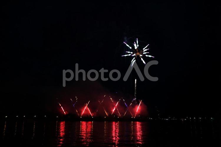 海に反射する綺麗な函館花火大会 夜空,夜,夜景の写真素材