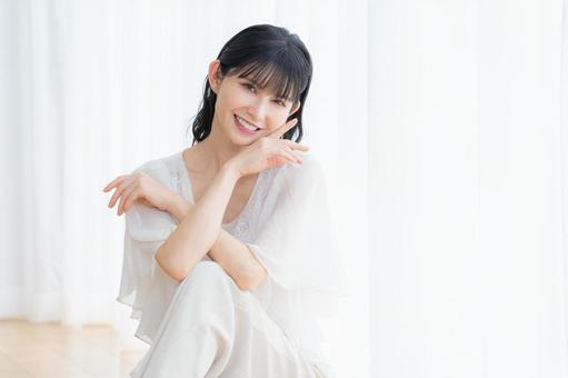 リビングでスキンケアをするミドルの女性 リビングでスキンケアをするミドルの女性 ビューティー,スキンケア,女性の写真素材
