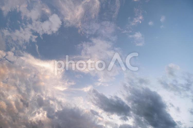 秋の空（少し夕暮れ） 空,自然,晴天の写真素材