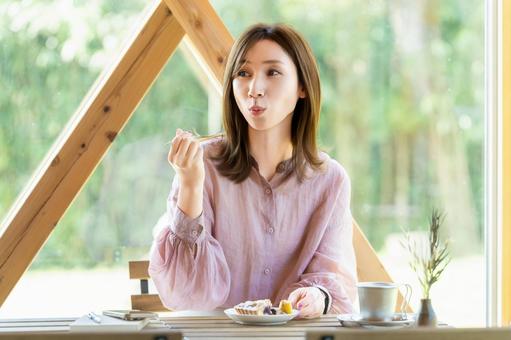 カフェでスイーツを食べる女性 女性,カフェ,スイーツの写真素材