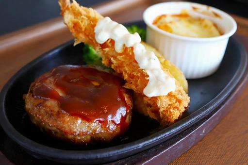 鉄板ハンバーグエビフライマカロニグラタン 鉄板ハンバーグエビフライマカロニグラタンの写真