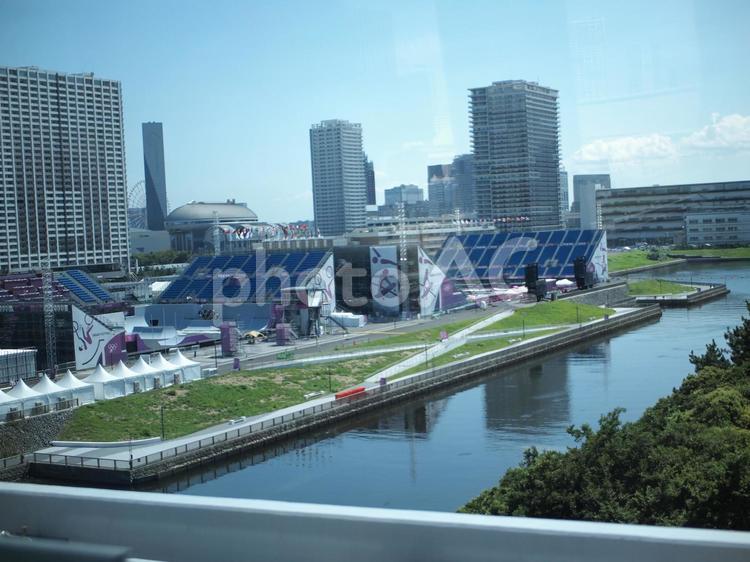 ゆりかもめ線から見る東京都の運河とビル風景01 ゆりかもめ,風景,東京の写真素材