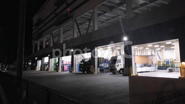 夜の工場とトラック 夜,工場,働くの写真素材