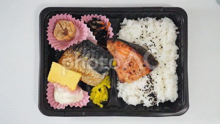 焼き魚弁当のテイクアウト 焼き魚弁当,魚,鮭の写真素材