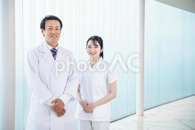病院にいる医療スタッフ（2人） 看護師,医者,病院の写真素材
