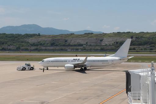 夏の明るい昼の長崎空港フライト 夏の明るい昼の長崎空港フライト 飛行機,航空機,旅客機の写真素材
