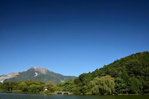 伊吹山と三島池3 伊吹山,山,三島池の写真素材