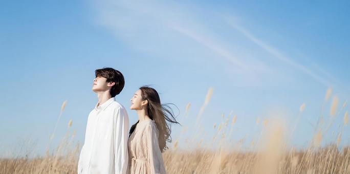 自然の中で立つ若い男女 自然の中で立つ若い男女の写真