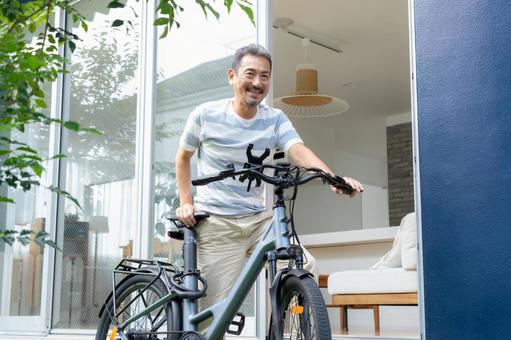 電動自転車をメンテナンスをするミドル男性 電動自転車,男性,自転車の写真素材