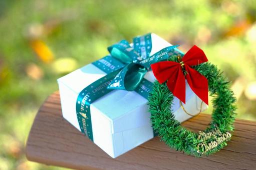 リース＆プレゼント クリスマス,リース,プレゼントの写真素材