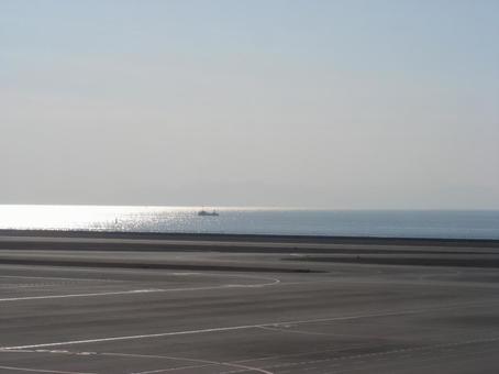 飛行場と海 飛行場と海 飛行場,海,空の写真素材