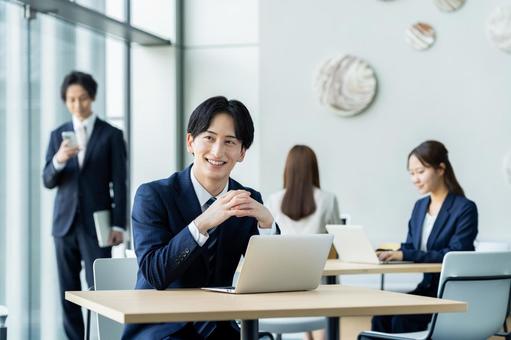 オフィスで働く若いビジネスマン オフィスで働く若いビジネスマンの写真