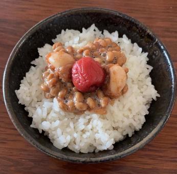 あきたこまちご飯に納豆と梅大蒜とかつお梅 あきたこまちご飯に納豆と梅大蒜とかつお梅の写真