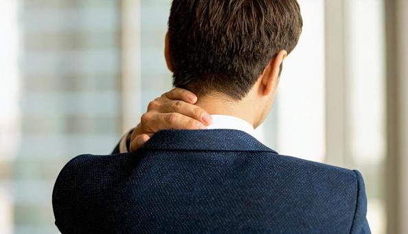 寝違えて首痛に苦しむ男性 寝違えて首痛に苦しむ男性の写真