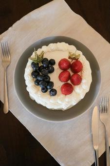 ジェンダーリビールケーキ(縦/フカン) ジェンダーリビールケーキ(縦/フカン) ケーキ,ジェンダーリビールケーキ,苺の写真素材