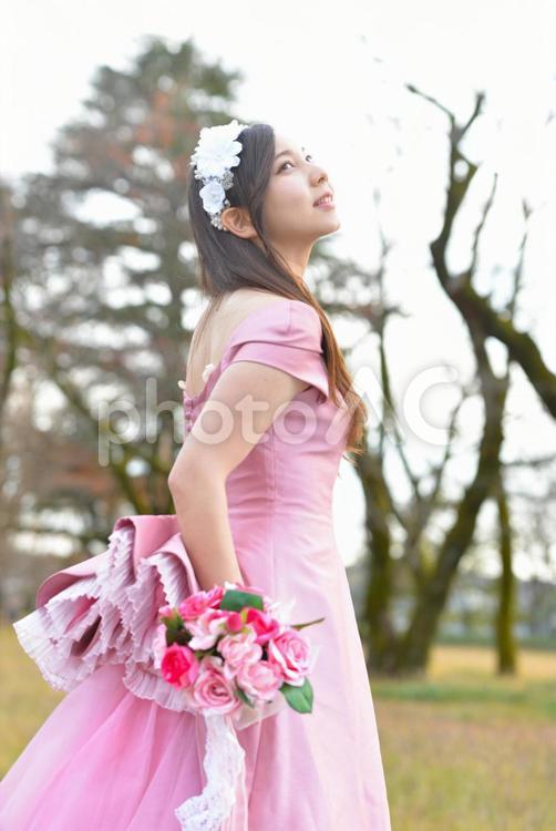 ウエディングドレスを着た女性 40 人物,20代,笑顔の写真素材
