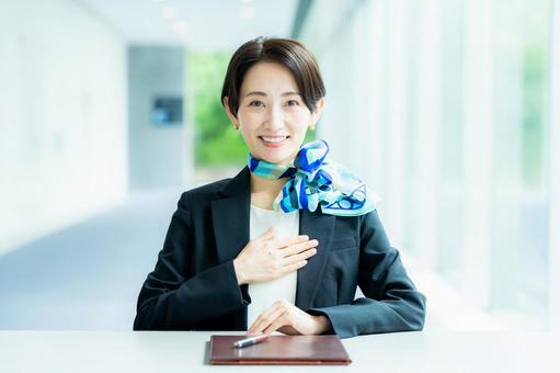 案内する受付の女性 案内する受付の女性 笑顔,コンサルタント,受付の写真素材