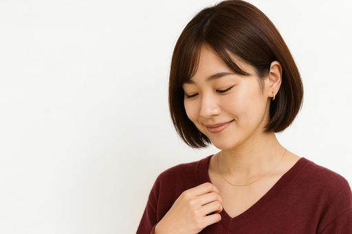 胸に手を当てる女性 胸に手を当てる女性の写真