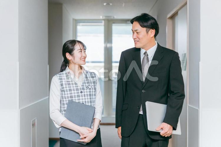 廊下を歩くビジネスマンとOL（制服） ビジネス,ビジネスマン,olの写真素材