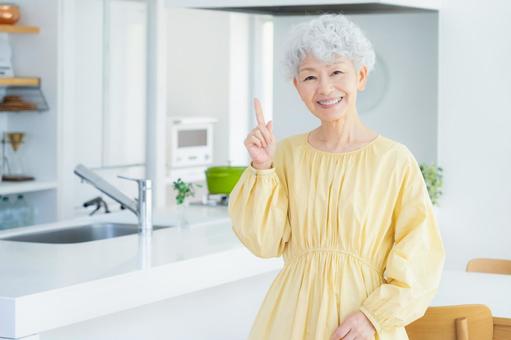 リビングでくつろぐシニア女性 リビングでくつろぐシニア女性 シニア,女性,老後の写真素材