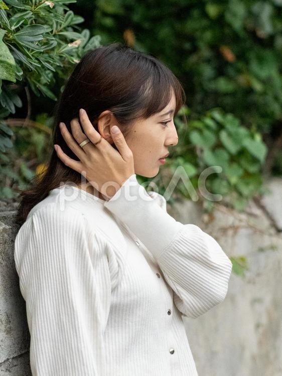 髪を触る女性 落ち着いた,雨,人の写真素材