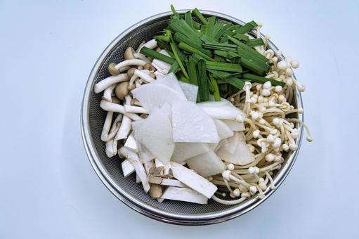 冬のお鍋の具材　きのこ類多め　日の丸構図 鍋,具材,野菜の写真素材