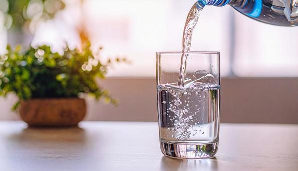 グラスに注ぐ水の写真