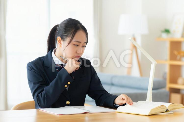 自宅で勉強する女子高生 高校生,女子,勉強の写真素材
