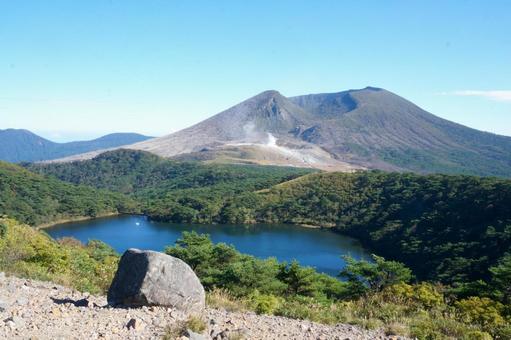えびの高原・白紫池と韓国岳 えびの高原・白紫池と韓国岳の写真