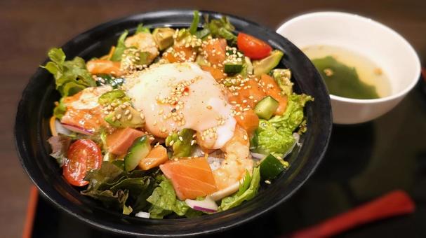 サーモンと海老アボカドのポキ丼 サーモンと海老アボカドのポキ丼 ポキ丼,卵,サーモンの写真素材