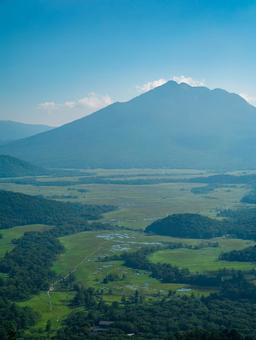 至仏山登山道から尾瀬ヶ原 至仏山登山道から尾瀬ヶ原 尾瀬,尾瀬ヶ原,至仏山の写真素材