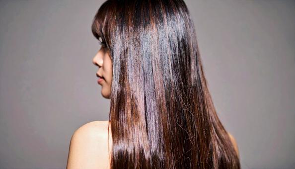 ロングのストレートヘアの女性 ロングのストレートヘアの女性の写真