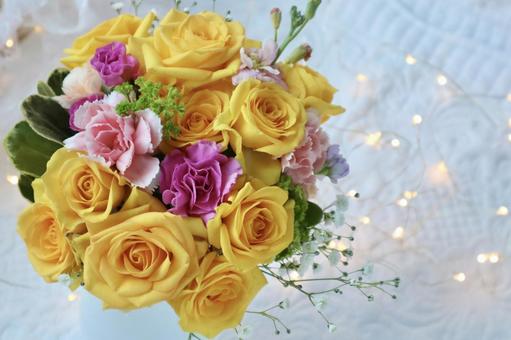 バラのラウンドブーケとフェアリーライト バラのラウンドブーケとフェアリーライト 花,花束,黄色の写真素材