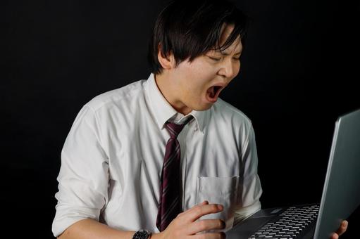 パソコンに怒るビジネスマン パソコンに怒るビジネスマン 男性,ビジネスマン,白いシャツの写真素材