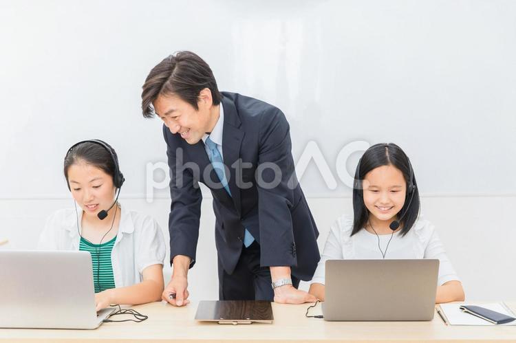 英会話リスニングレッスンをする先生と子供 英会話,授業,リスニングの写真素材