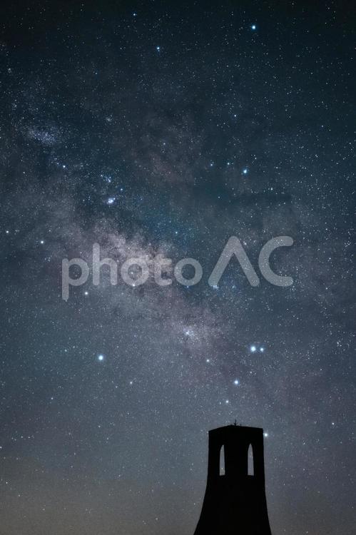 星空を抱く美しの塔 美しの塔,天の川,美ヶ原の写真素材
